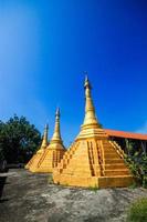 golden Pagode Detail ist mon architektonisch Stil beim Tempel gelegen im Kanchanaburi Provinz, Thailand. foto