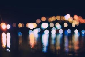 schön Nacht Licht mit Bokeh verschwommen auf Fluss und Reflex im Wasser bunt feiern Hintergrund foto