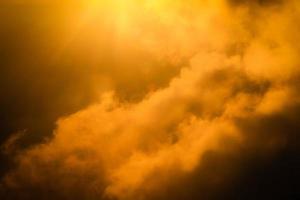 golden Licht im bewaldet und Berg mit Sonnenaufgang im Morgen Nebel Startseite das Urwald Hügel im Thailand foto