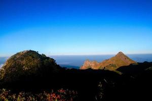 Sonnenaufgang im Morgen mit Himmel und Wolke auf das Kalkstein Berg. Sonnenstrahl mit Nebel und Nebel Startseite das Urwald Hügel im Thailand foto