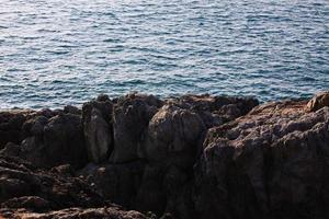 schön Seelandschaft mit Sonnenuntergang und Meer Horizont mit Ruhe und Felsen Kap im Phuket Insel, Thailand. foto