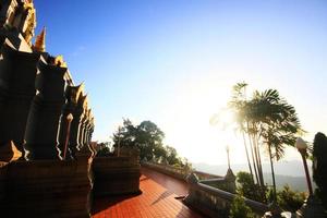 golden Pagode im Tempel gelegen auf das Berg und sehr schön Aussicht im Chiang Rai Provinz, Thailand. foto