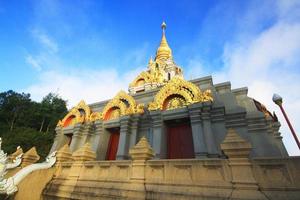 golden Pagode im Tempel gelegen auf das Berg und sehr schön Aussicht im Chiang Rai Provinz, Thailand. foto