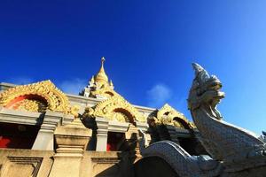 golden Pagode und Weiß Naga im Tempel gelegen auf das Berg und sehr schön Aussicht im Chiang Rai Provinz, Thailand. foto