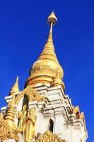 golden Pagode im Tempel gelegen auf das Berg und sehr schön Aussicht im Chiang Rai Provinz, Thailand. foto