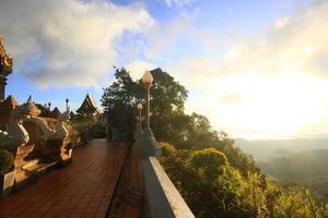 golden Pagode im Tempel gelegen auf das Berg und sehr schön Aussicht im Chiang Rai Provinz, Thailand. foto