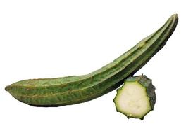 Grün Luffa acutangula oder oyong isoliert auf Weiß Hintergrund foto