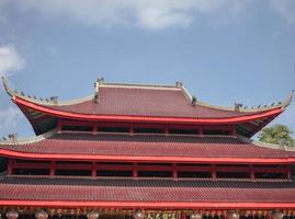 Dachziegel von traditionell Chinesisch Tempel wann Tag Zeit von Chinesisch Neu Jahr. das Foto ist geeignet zu verwenden zum Chinesisch Neu Jahr, Mond- Neu Jahr Hintergrund und Inhalt Medien.
