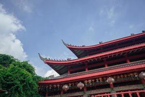 Dachziegel von traditionell Chinesisch Tempel wann Tag Zeit von Chinesisch Neu Jahr. das Foto ist geeignet zu verwenden zum Chinesisch Neu Jahr, Mond- Neu Jahr Hintergrund und Inhalt Medien.