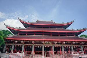 Chinesisch Tempel mit Wächter Statue wann Chinesisch Neu Jahr Feier. das Foto ist geeignet zu verwenden zum Chinesisch Neu Jahr, Mond- Neu Jahr Hintergrund und Inhalt Medien.