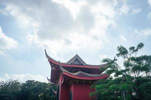 Chinesisch Tempel mit Wächter Statue wann Chinesisch Neu Jahr Feier. das Foto ist geeignet zu verwenden zum Chinesisch Neu Jahr, Mond- Neu Jahr Hintergrund und Inhalt Medien.