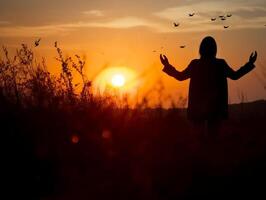 Silhouette von ein Frau öffnen Hand im das Feld von Gras beim das Sonnenuntergang danke Gott, anbeten, beten zu Gott, Inspiration, Auferstehung hoffen und Konzept. foto