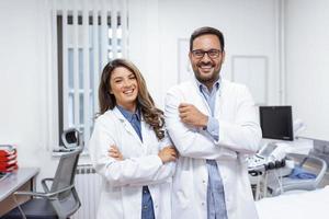 Porträt von zwei zuversichtlich jung Ärzte Arbeiten im ein Krankenhaus foto