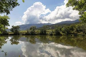 Berg See im das Berge mit Wolken und Betrachtung von Wolken im das Spiegel von das See. Landschaft foto