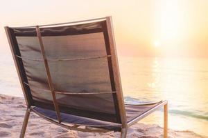 leerer Stuhl am Strand foto