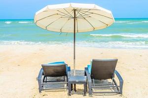 Sonnenschirm und Sonnenbetten am Strand foto