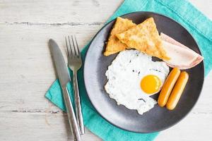 Brakfast-Teller mit Draufsicht auf Holztisch - leichter Vintage-Filtereffekt foto