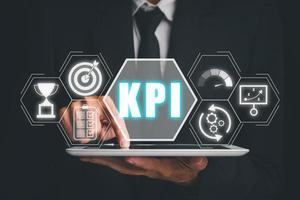 kpi, Schlüssel Performance Indikator Geschäft und industriell Analyse Konzept, Person mit Digital Tablette mit Schlüssel Performance Indikator Symbol auf virtuell Bildschirm. foto