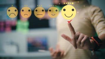 Benutzer geben Bewertungen zu Bedienung Erfahrung, Kunde Befriedigung Konzept. positiv Emotion glücklich Lächeln Gesicht fünf Sterne und Krone, Rückmeldung, Service, Umfrage, Standard Qualität. Zertifizierung foto