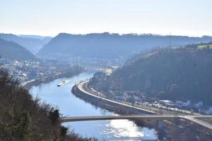 Aussicht Nieder zu kobern Gondorf im Mosel Schlucht, spät Winter foto