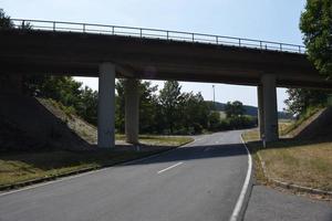 Land Straße unter ein Main Straße Brücke foto