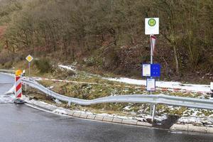 Absturz Seite? ˅ von ein Eis Unfall beim ein Bus halt foto