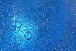 abstrakt Licht Blau Hintergrund mit Öl Kreise . Luftblasen von Wasser schließen oben . Öl Luftblasen im das Wasser Makro. Kreis Luftblasen Hintergrund foto