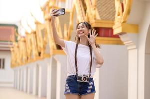 schön jung asiatisch Tourist Frau auf Ferien Besichtigung und erkunden Bangkok Stadt, Thailand, Ferien und Reisen Konzept foto