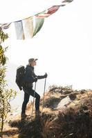 ein jung Reisender Trekking auf Wald Weg , Nepal foto