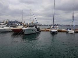 Aussicht von Segeln Yachten im das Hafen foto