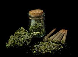Marihuana Joint vorgerollt Kegel Papier mit Cannabis Indica foto