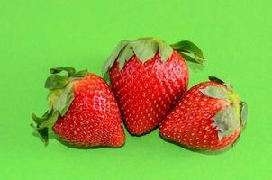 Erdbeeren auf grünem Hintergrund foto