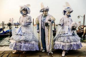 nicht identifizierte personen, die karnevalsmasken beim karneval in venedig tragen, ca. februar 2022 foto