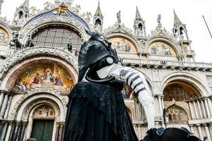 nicht identifizierte personen, die karnevalsmasken beim karneval in venedig tragen, ca. februar 2022 foto