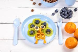 Pfau Waffel zum Kinder- Frühstück auf ein Weiß hölzern Hintergrund. bezaubernd Kunst Essen zum Kinder im das gestalten von Tiere. foto