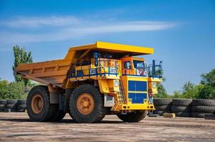 Steinbruch Gelb Dump LKW fährt allein industriell Bereich beim sonnig Tag foto