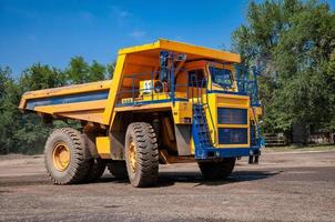 Steinbruch Gelb Dump LKW fährt allein industriell Bereich beim sonnig Tag foto