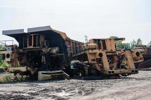 Überreste von alt Steinbruch Lastwagen und Maschinen auf Müll Hof beim sonnig Tag foto