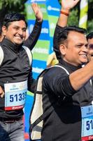 Neu Delhi, Indien - - März 16 2023 - - Vedanta Delhi Hälfte Marathon- Rennen nach covid im welche Marathon- Teilnehmer Über zu Kreuz das Fertig Linie, Delhi Hälfte Marathon- 2022 foto