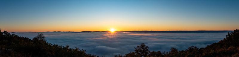 Sonnenaufgang über das Wolken foto