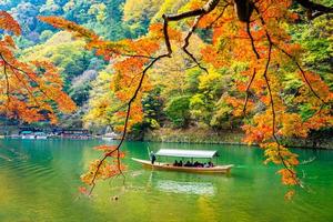 Boot auf dem Arashiyama Fluss in Kyoto, Japan foto