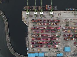 Jakarta, Indonesien 2021 - Luftaufnahme des Be- und Entladens von Containerschiffen im Tiefseehafen, Import und Export von Güterverkehr foto