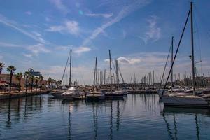 Strand Landschaft mit Yacht Hafen im alicante Spanien auf ein Sommer- warm sonnig Tag foto