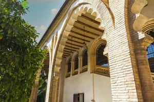 groß historisch Palast im Saragossa Spanien auf ein warm sonnig Tag Innerhalb foto