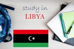 Studie im Libyen. Hintergrund mit Notizblock, Laptop und Rucksack. Bildung Konzept. foto