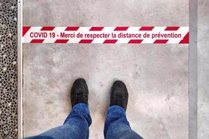 Französisch covid-19 - - Bitte Respekt das Verhütung Entfernung Linie foto