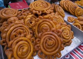 köstlich gereizt Süss gebraten Jalebi zeigen zum Verkauf auf ein Straße Essen Markt im das Chakbazar, Dhaka, Bangladesch foto