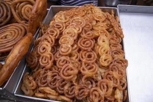 köstlich gereizt Süss gebraten Jalebi zeigen zum Verkauf auf ein Straße Essen Markt im das Chakbazar, Dhaka, Bangladesch foto