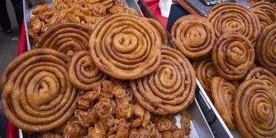 köstlich gereizt Süss gebraten Jalebi zeigen zum Verkauf auf ein Straße Essen Markt im das Chakbazar, Dhaka, Bangladesch foto