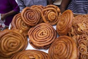 köstlich gereizt Süss gebraten Jalebi zeigen zum Verkauf auf ein Straße Essen Markt im das Chakbazar, Dhaka, Bangladesch foto